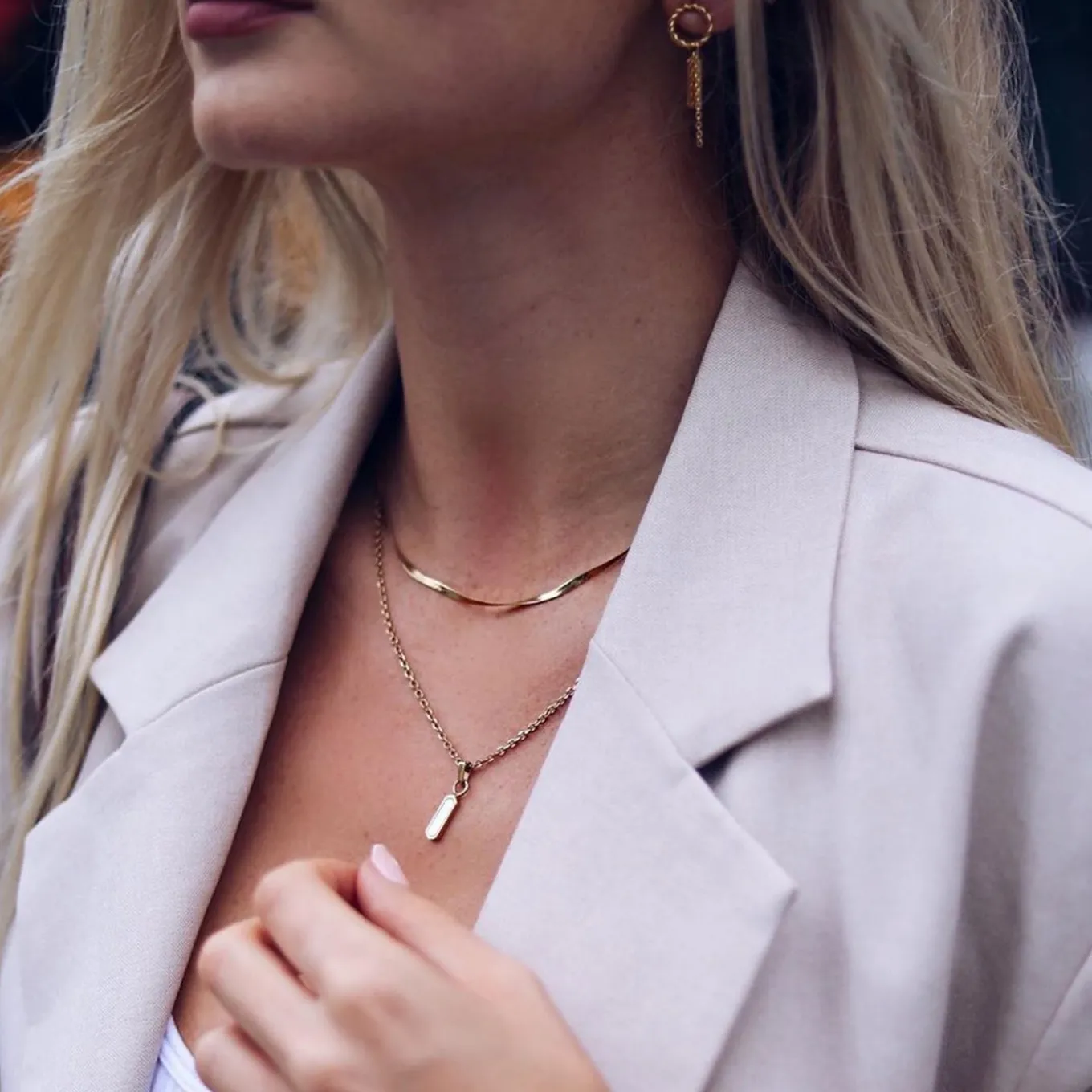 essentielle_twisted_charm_earrings_colour_gold_2.webp Online Essentielle Twisted Charm Earrings Colour Gold Ohrringe