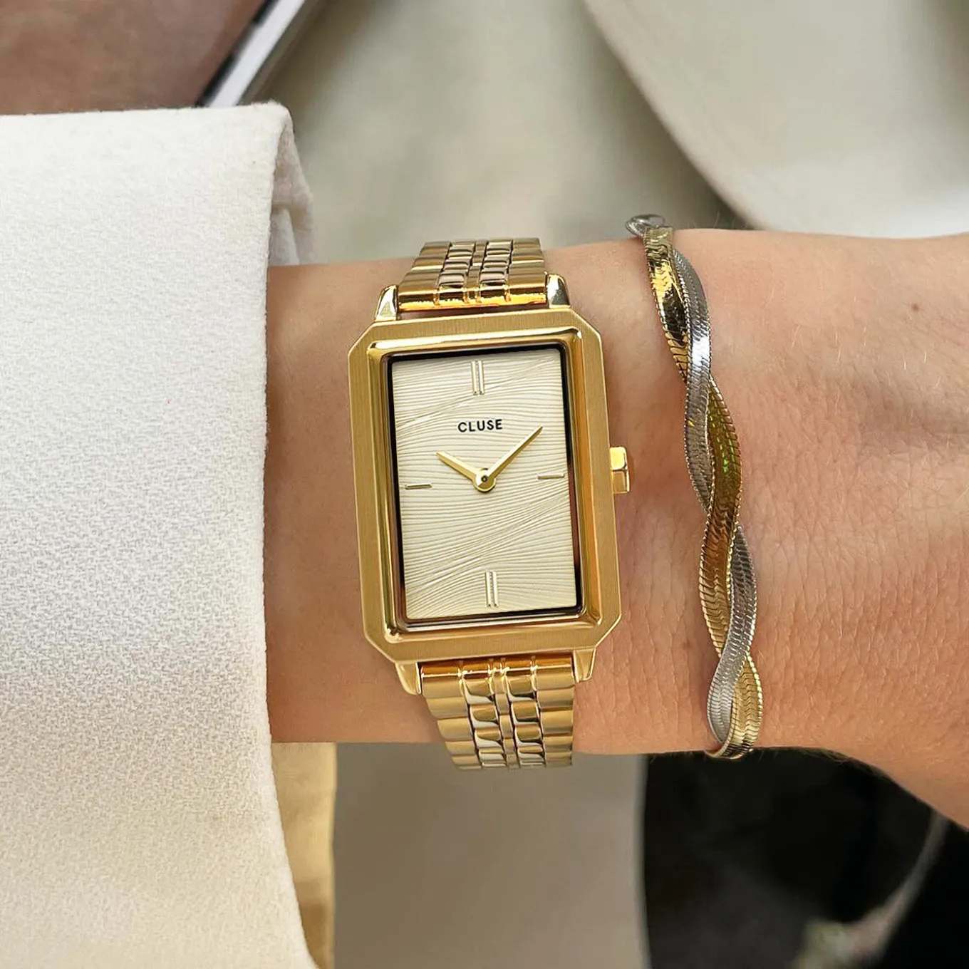 fluette_watch_steel_sand_texture_gold_gold_colour_5.webp Shop Fluette Watch Steel, Sand Texture Gold, Gold Colour Damen Uhren Gold | Fluette