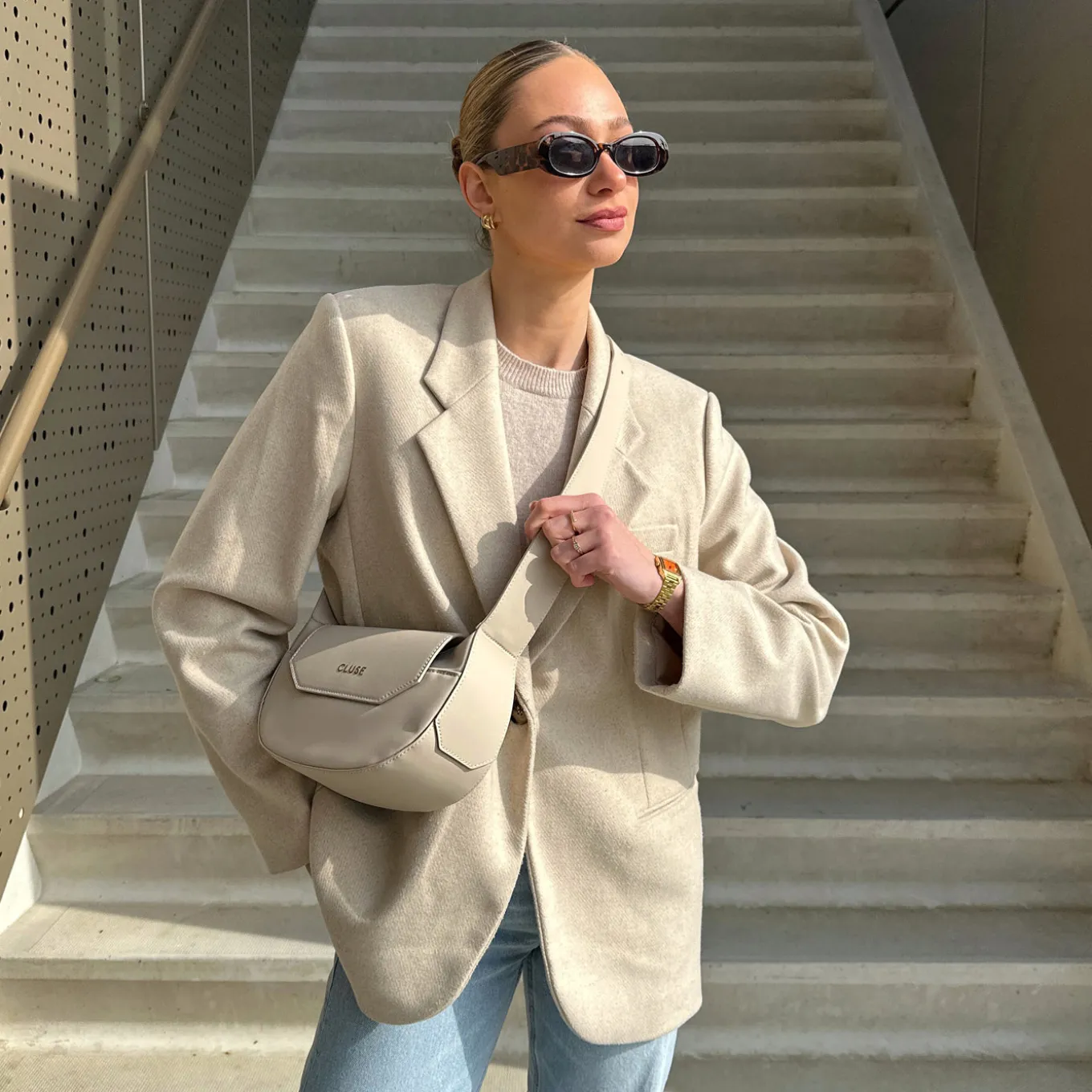 sacrois_petite_crossbody_bag_beige_gold_colour_10.webp Store Sacroisé Petite Crossbody Bag, Beige, Gold Colour Sacroisé Petite