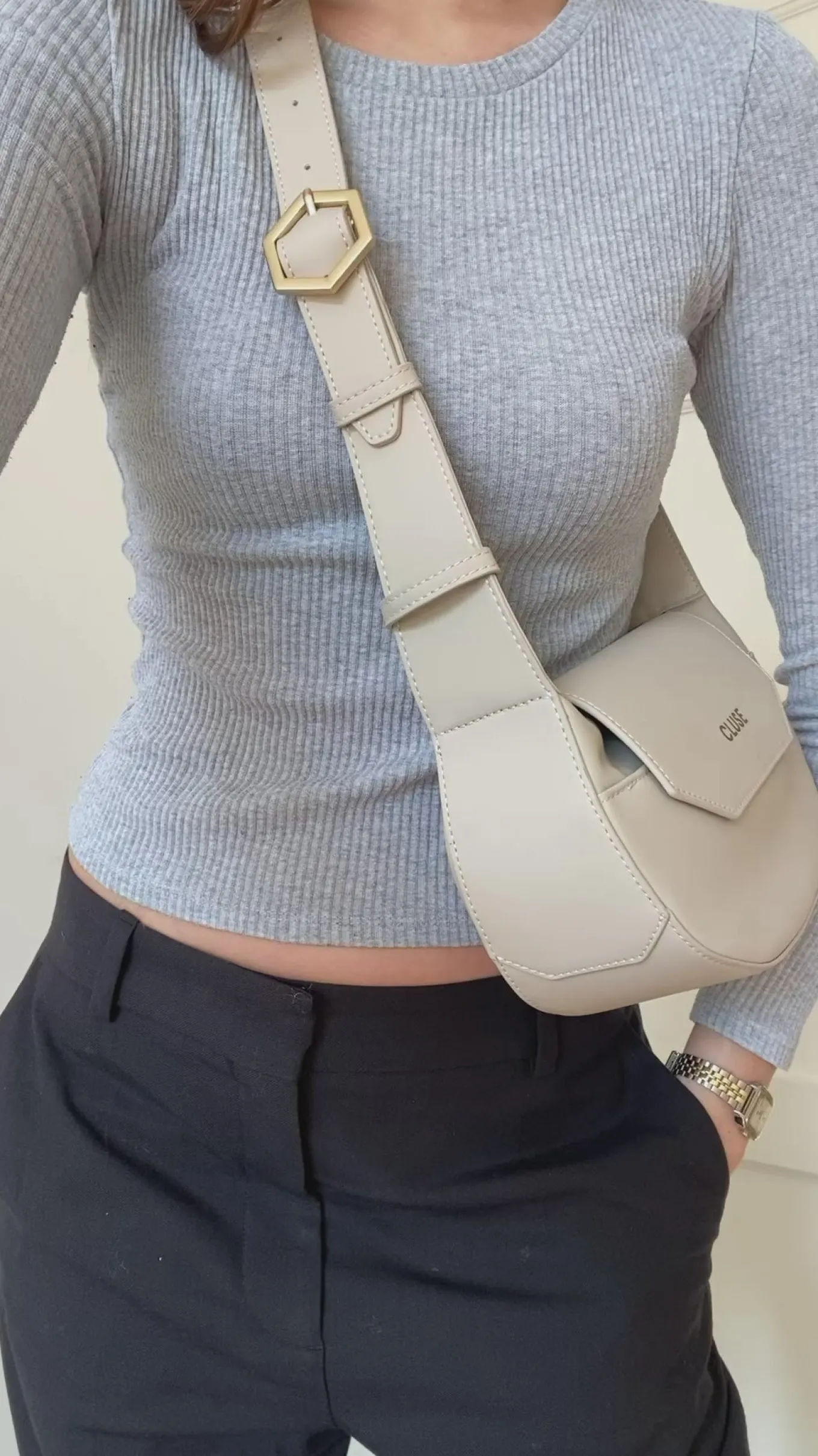 sacrois_petite_crossbody_bag_beige_gold_colour_11.webp Store Sacroisé Petite Crossbody Bag, Beige, Gold Colour Sacroisé Petite