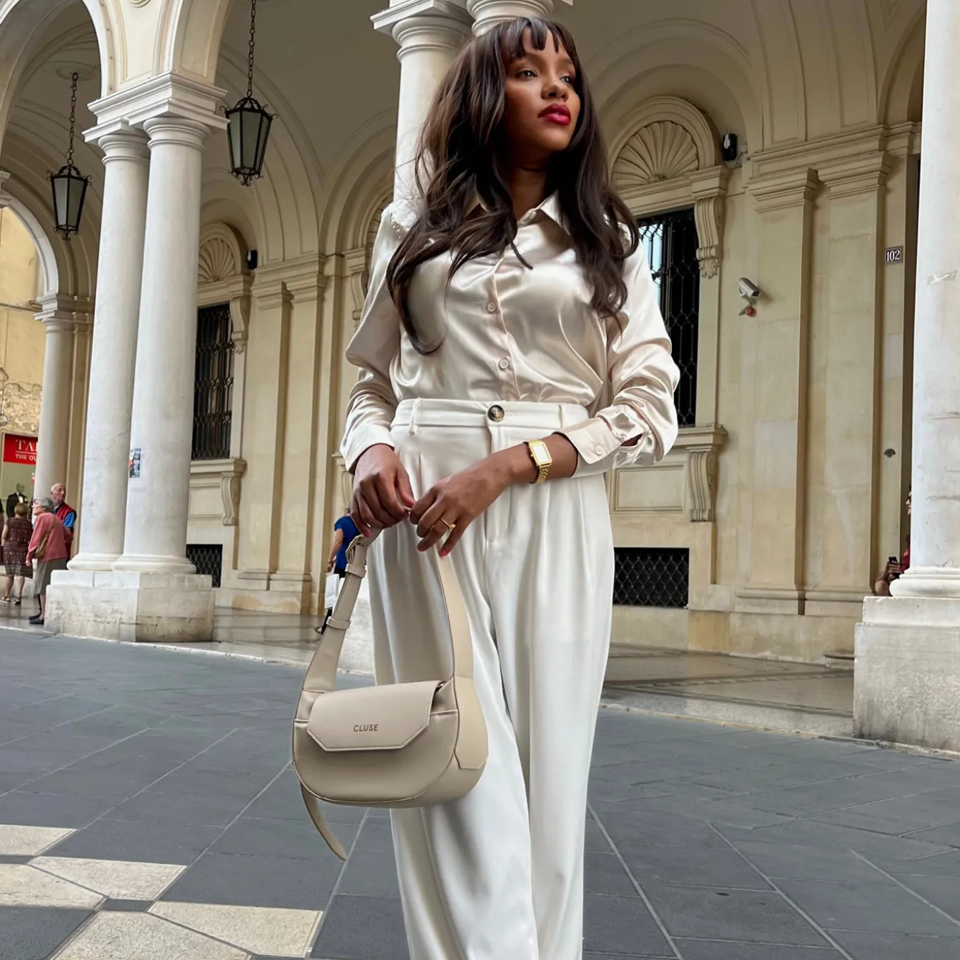 sacrois_petite_crossbody_bag_beige_gold_colour_12.webp Store Sacroisé Petite Crossbody Bag, Beige, Gold Colour Sacroisé Petite