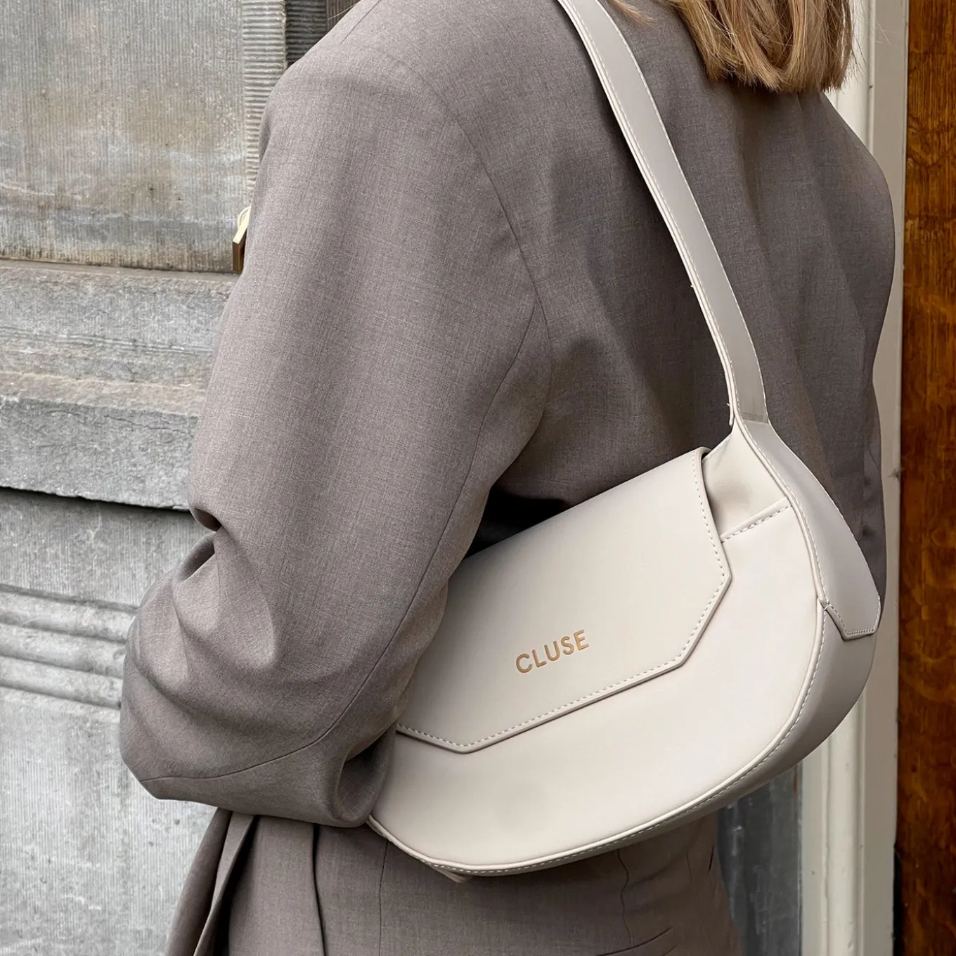 sacrois_petite_crossbody_bag_beige_gold_colour_9.webp Store Sacroisé Petite Crossbody Bag, Beige, Gold Colour Sacroisé Petite